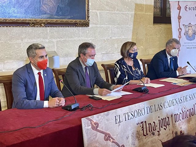 El vicepresidente Pablo Zuloaga; el alcalde de Sevilla Juan Espadas; y la alcaldesa de Laredo, Rosario Losa, en el acto