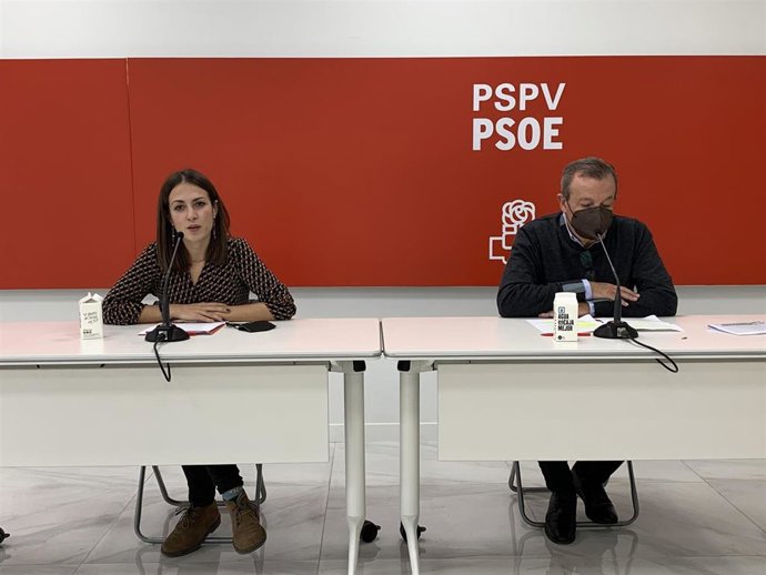 La vicesecretaria del PSPV, Ana Domínguez, y el secretario de Política Económica, José Antonio Pérez.