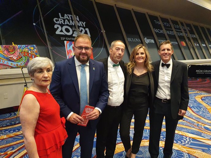 El alcalde de Mérida y presidente del Grupo de Ciudades Patrimonio de la Humanidad, Antonio Rodríguez Osuna, y la alcaldesa de Baeza, Lola Marín, en la gala de los Grammy Latinos