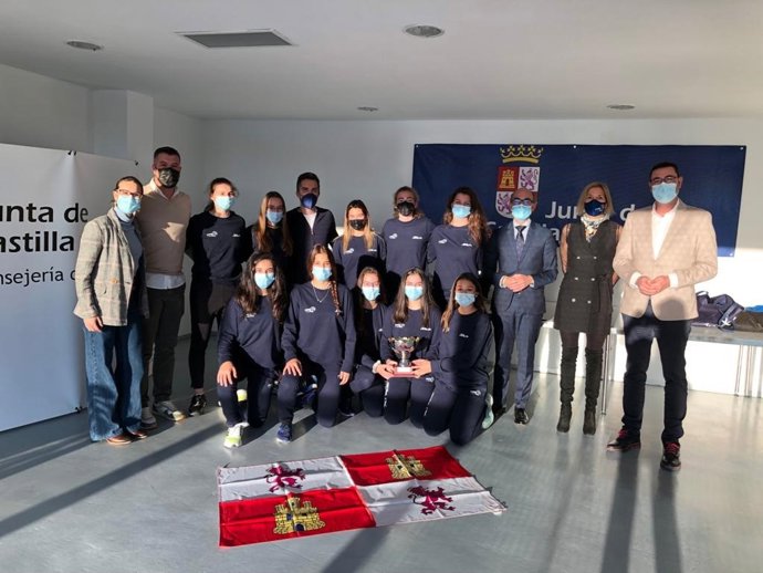 El consejero de Cultura y Turismo, Javier Ortega, visita a las integrantes de la Selección femenina de menores de Castilla y León de Pádel tras ganar el Campeonato de España por Selecciones.