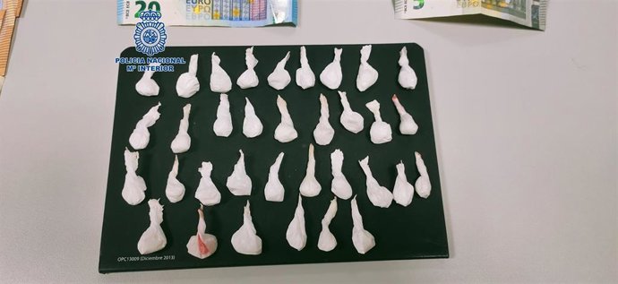 Bolsas de cocaína listas para la venta al por menor incautadas en un bar de Vilagarcía de Arousa