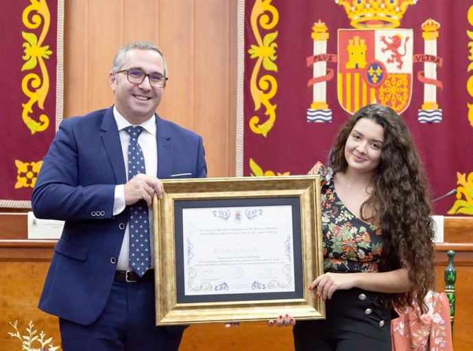 La joven cantaora Reyes Carrasco recibe el título de Hija Predilecta de manos del alcalde de Los Palacios y Villafranca, Juan Manuel Valle