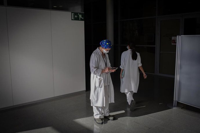 Archivo - Varias enfermeras durante la campaña de vacunación del Covid-19 en una imagen de archivo.