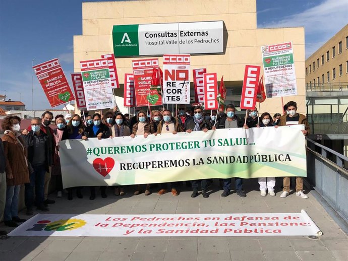 Concentración en defensa de la sanidad pública ante el Hospital de Pozoblanco.