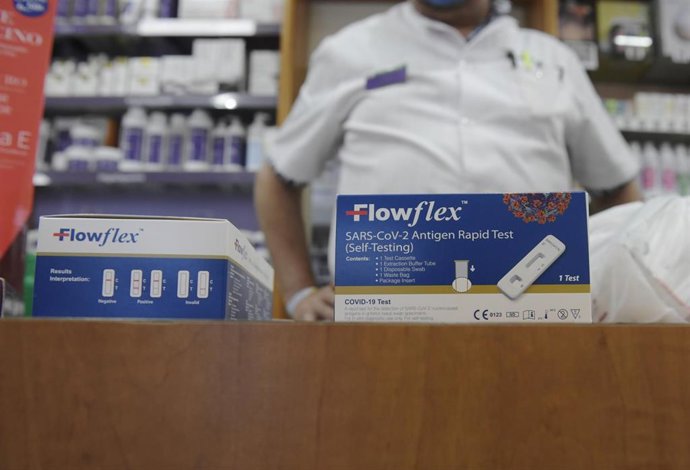 Archivo - Dos test de antígenos de detección del COVID-19 en una farmacia. 