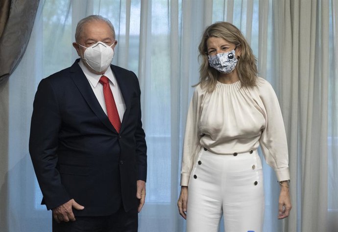 El expresidente de Brasil Luiz Inácio Lula da Silva y la ministra de Trabajo y Economía Social, Yolanda Díaz, posan antes de su reunión, en el Hotel Wellington de Madrid, a 19 de noviembre de 2021, en Madrid (España).