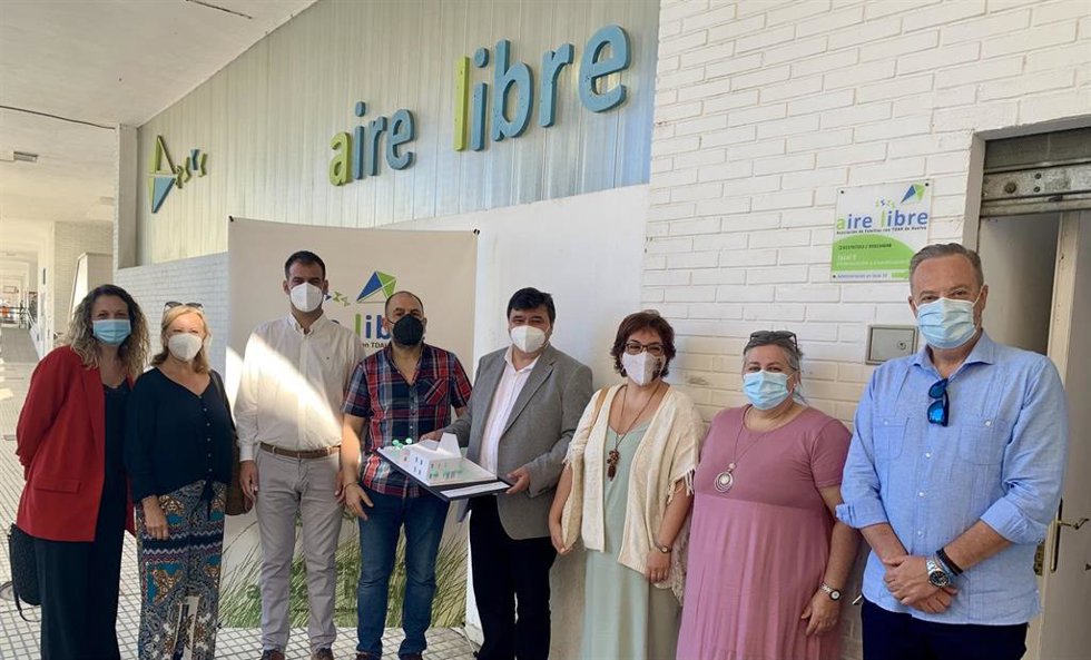 El alcalde de Huelva, Gabriel Cruz, conoce el proyecto del edificio que la Asociación Aire Libre de Familias con Trastorno por Déficit de Atención con Hiperactividad (TDAH).
