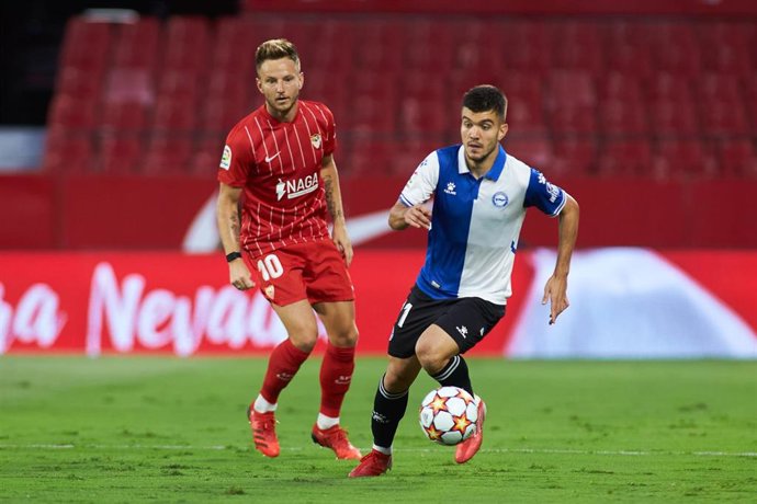 Archivo - Ivan Rakitic y Luis Rioja durante el amistoso entre el Sevilla y el Deportivo Alavés de septiembre de 2021