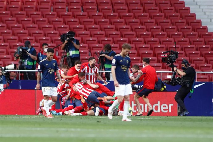 Archivo - Los jugadores del Atlético celebran el gol de la victoria de Luis Suárez en el Atlético-Osasuna de LaLiga Santander 2020-2021