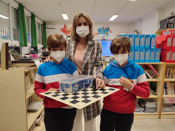 La delegada territorial de Educación y Deporte de la Junta de Andalucía en Córdoba, Inmaculada Troncoso, visita el CEIP Mediterráneo.