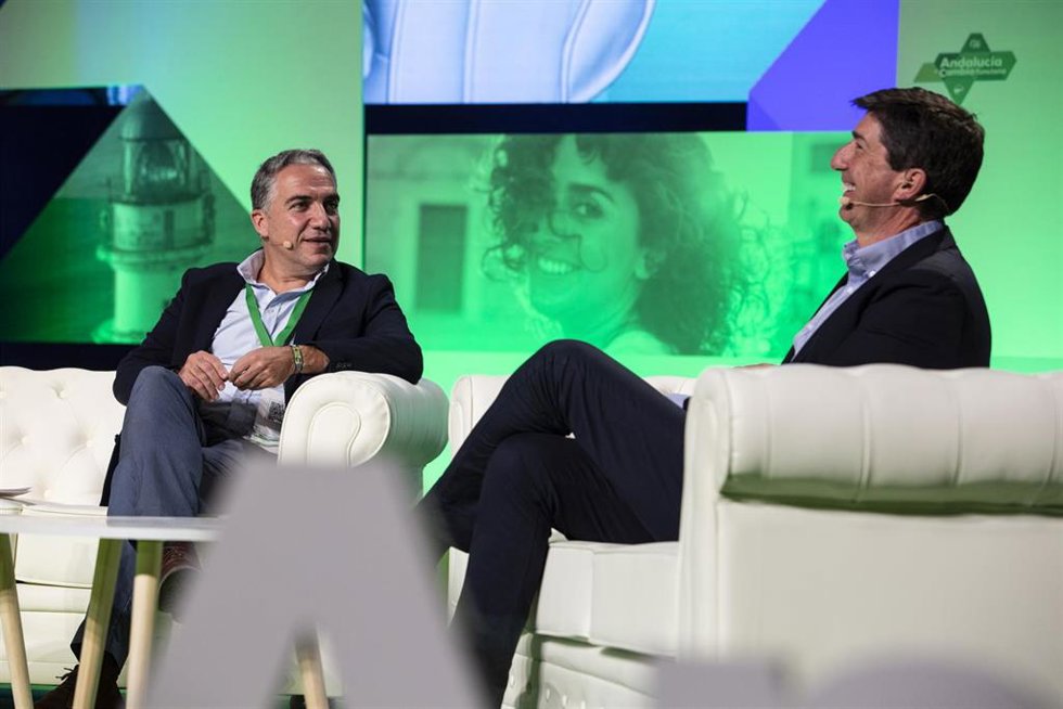 El consejero de la Presidencia, Elías Bendodo, y el vicepresidente de la Junta, Juan Marín, este viernes durante el  XVI Congreso Autonómico del PP Andaluz en Granada.