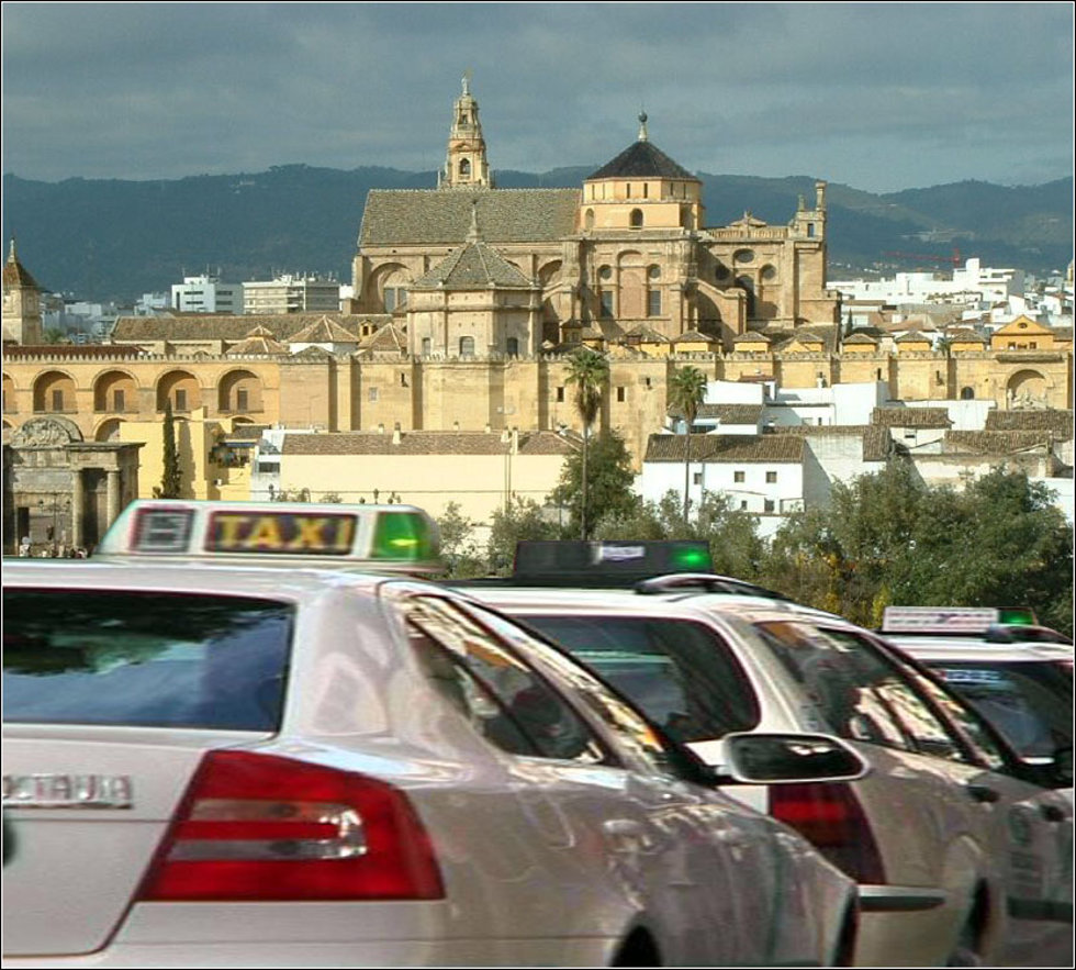Archivo - Imagen de taxis en Córdoba