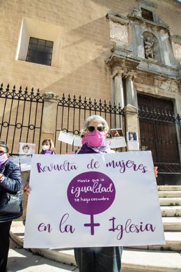 Archivo - oncentración convocada por el movimiento La Revuelta de las Mujeres en la Iglesia