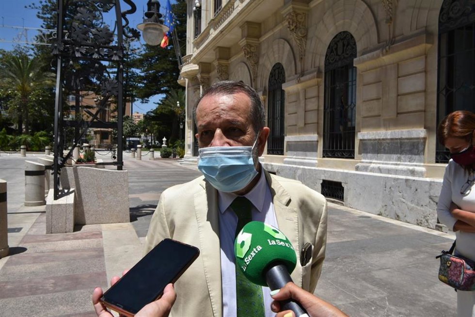 Archivo - El Defensor del Pueblo, Francisco Fernández Marugán, ofrece declaraciones a los medios, a 2 de junio de 2021, en Ceuta (España). La visita del Defensor del Pueblo a Ceuta se produce tras la entrada en Ceuta de numerosas personas extranjeras la