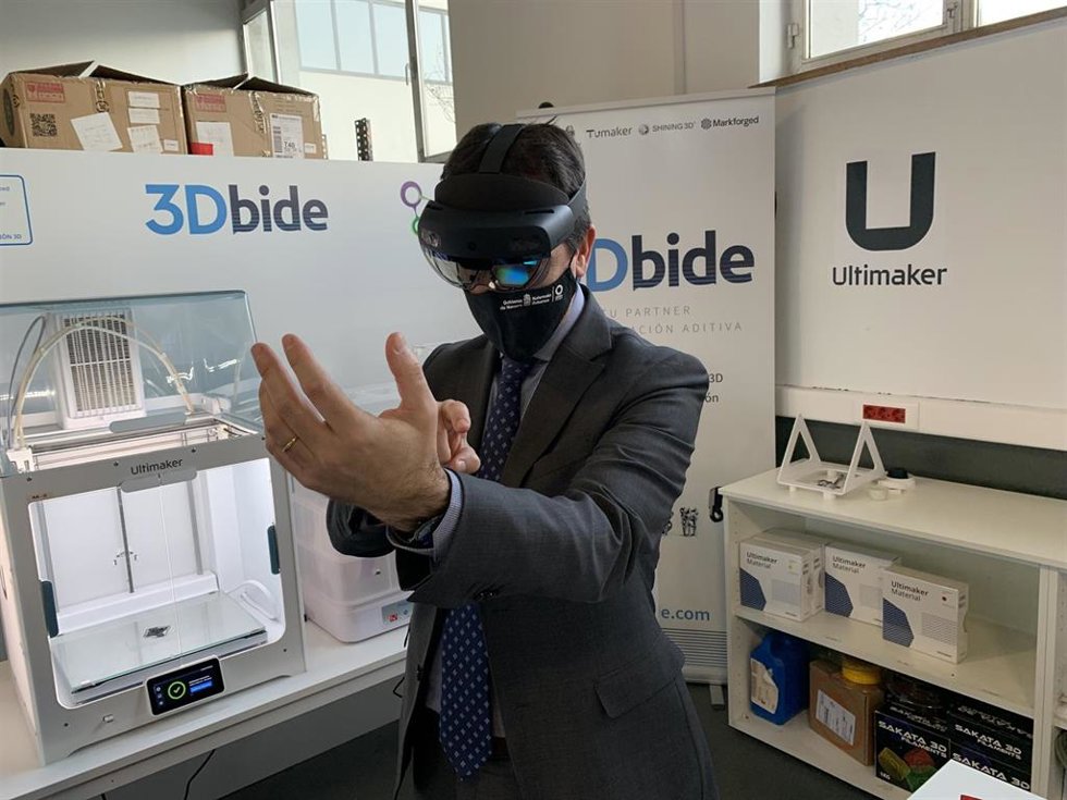 El consejero de Desarrollo Económico, Mikel Irujo, comprobando el equipo de Tecnología LMD para la fabricación de piezas metálicas por impresión 3D