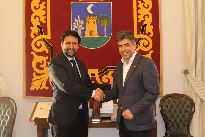 El alcalde de Cuzco, Víctor Germán Boluarte (izda.), y el alcalde de Montilla, Rafael Llamas.