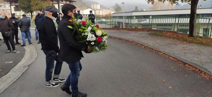 Archivo - ErNE recuerda en Beasain a los ertzainas Ane Arostegui y Javier Mijangos, asesinados por ETA hace 19 años
