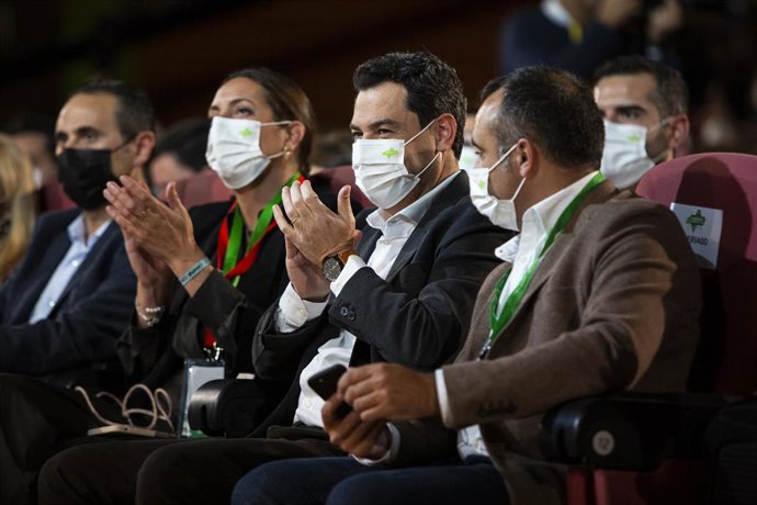 El presidente de la Junta de Andalucía, Juanma Moreno, aplaude  en el  XVI Congreso Autonómico del PP Andaluz que se desarrollará este fin de semana en el Palacio de Congreso de Granada bajo el lema 'Andalucía, el cambio funciona',