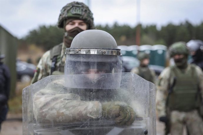 Un soldado en la base que Lituania ha establecido en su frontera con Bielorrusia.