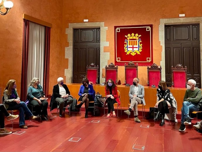 La consellera Tnia Verge reunida con el Consell Municipal de la Dona de Manresa