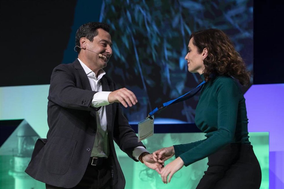 El presidente de la comunidad de Andalucía, Juanma Moreno, con la presidenta de la Comunidad de Madrid, Isabel Díaz Ayuso, en el XVI Congreso Autonómico del PP Andaluz que se desarrollará este fin de semana en el Palacio de Congreso de Granada bajo el l
