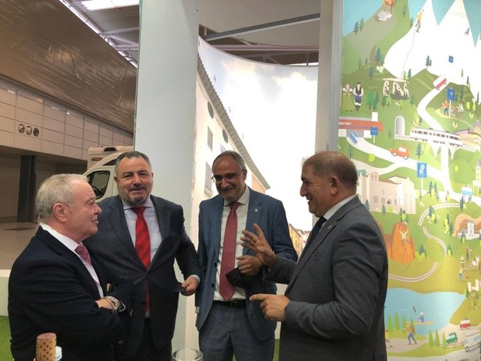 El presidente de la DPH, Miguel Gracia, conversa con el presidente de la Diputación de León, Eduardo Morán; el alcalde de Ponferrada, Olegario Ramón; y el diputado de contratación y desarrollo económico leonés, José Pellitero.