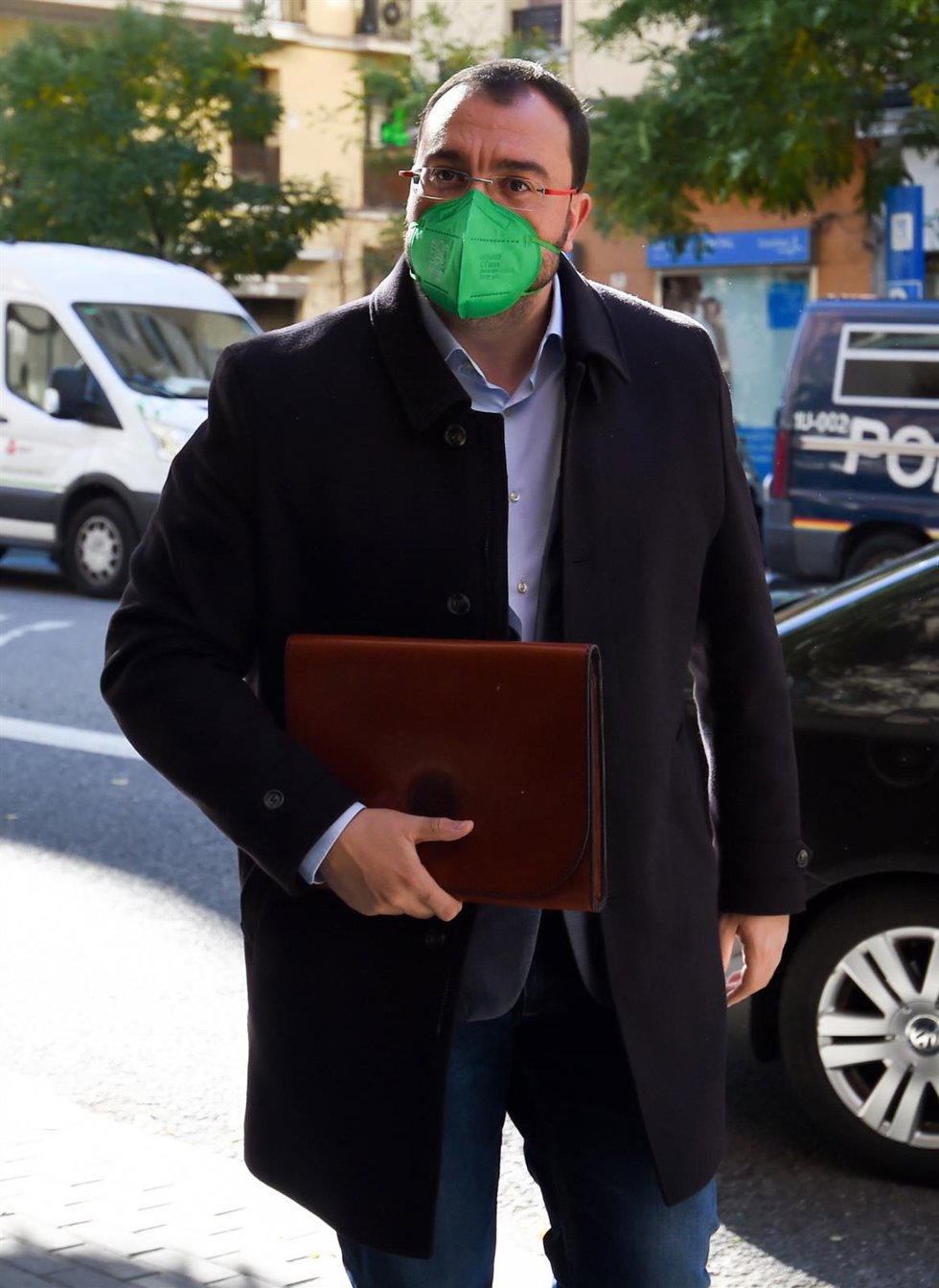 El presidente de Asturias, Adrián Barbón, a su llegada a un encuentro del PSOE con sus presidentes autonómicos para encauzar el debate sobre la financiación autonómica, a 5 de noviembre de 2021, en Madrid (España). La dirección del PSOE ha convocado est