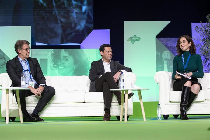 El presidente de la comunidad de Andalucía, Juanma Moreno, con la presidenta de la Comunidad de Madrid, Isabel Díaz Ayuso, y el presidente del Galicia, Alberto Núñez Feijóo; en el XVI Congreso Autonómico del PP Andaluz que se desarrollará este fin de se