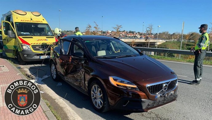 Colisión en la S-30, a la altura de Herrera de Camargo, en la que quedó atrapada una persona dentro de uno de los vehículos implicados