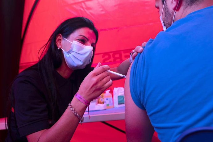 Una persona es vacunada contra el coronavirus en Francia.