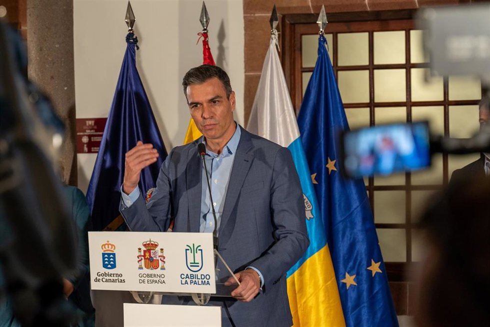 El presidente del Gobierno, Pedro Sánchez, durante una rueda de prensa junto al presidente del Cabildo de la Palma, Mariano Hernández Zapata, en el Palacio Zalazar, a 19 de noviembre de 2021, en La Palma, Santa Cruz de Tenerife, Canarias (España).