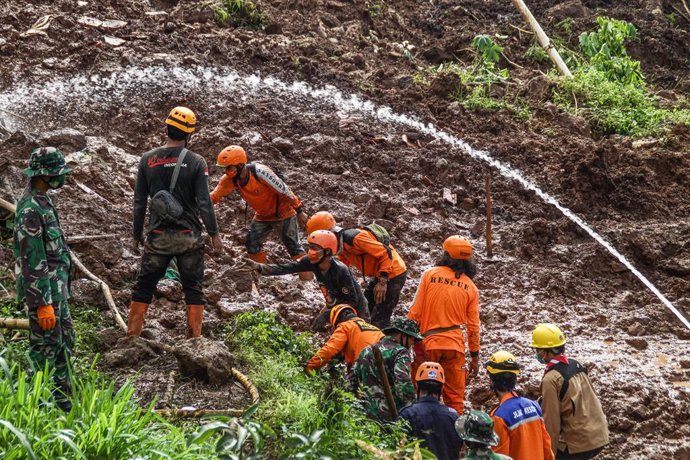 Archivo - 12 January 2021, Indonesia, Sumedang Regency: Rescue team search for victims buried down by the landslides caused by heavy rain in Cihanjuang Village killing at least 16 people and 23 are still missing. Photo: Algi Febri Sugita/SOPA Images via