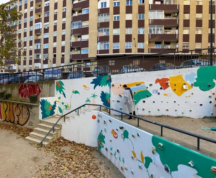 Los jóvenes del distrito de San José pintan un mural en el Jardín de la Memoria