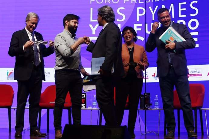 Los candidatos presidenciales chilenos durante un debate de cara a los comicios del 21 de noviembre