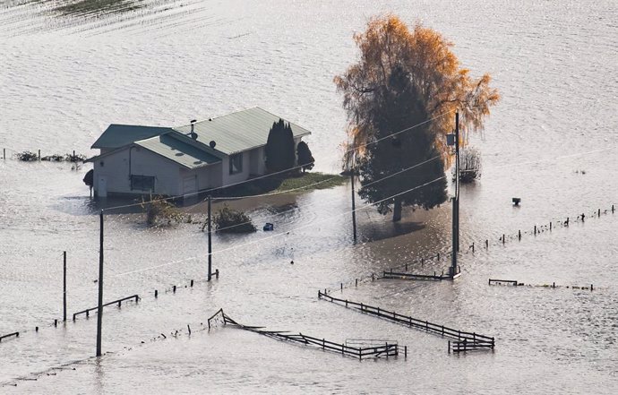 Una granja en Canadá rodeada por el agua tras fuertes precipitaciones.
