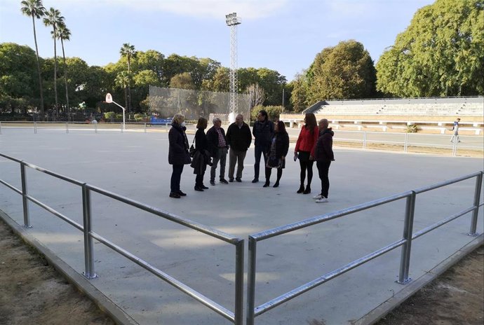 El Ayuntamiento ha completado su actuación en la nueva pista multideportiva construida en el Parque de Los Príncipes, con dos espacios diferenciados: una pista de patinaje con barandilla metálica de seguridad y un campo de baloncesto.