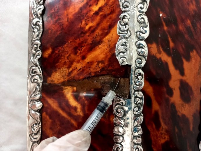 Restauración de la cruz de carey del Nazareno de la O de Sevilla.