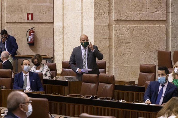 Archivo - El portavoz adjunto de Vox, Rodrigo Alonso, en una imagen de archivo de una intervención desde los escaños de este partido en el Parlamento.