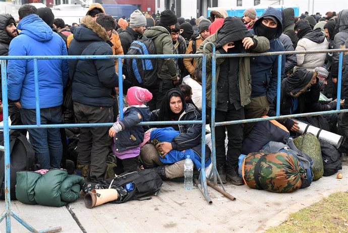 Migrantes cerca de un campamento de refugiados junto a la frontera entre Bielorrusia y Polonia.
