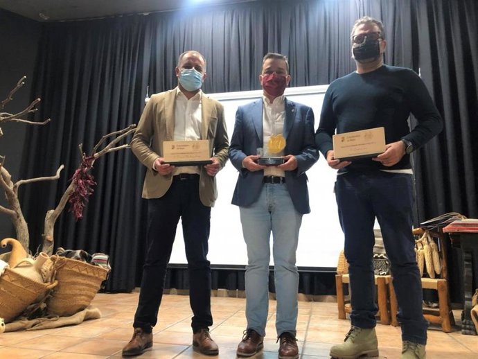 El consejero de Agricultura, Agua y Desarrollo Rural, Francisco Martínez Arroyo, ha recogido el galardón 'Nuez de Oro'