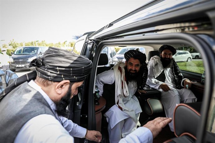 Archivo - 14 October 2021, Turkey, Ankara: The acting Afghanistan's Foreign Minister Amir Khan Muttaq (C) arrives at Ankara Esenboga Airport. The Afghanistan Foreign Delegation under the Taliban rule held a closed-door meeting with Foreign Minister Mevl