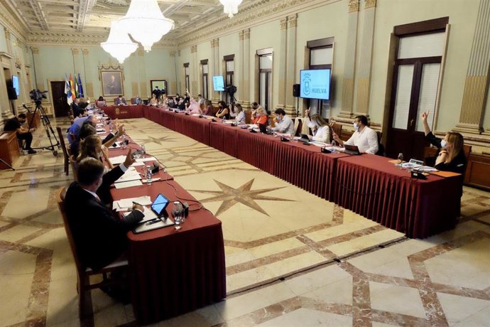 Archivo - Huelva.- El Pleno del Ayuntamiento reclama a la Junta medidas para consolidar el Servicio de Ayuda a Domicilio 