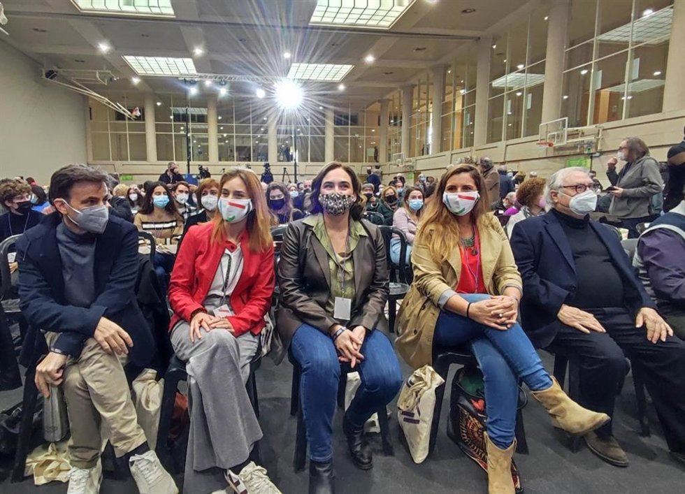La alcaldesa de Barcelona, Ada Colau; la líder de los comuns en el Parlament, Jéssica Albiach, y la exalcaldesa de Casteldefells, Candela López, y el ministro de Universidades, Manuel Castells, y el presidente de Unidas Podemos en el Congreso, Jaume Ase