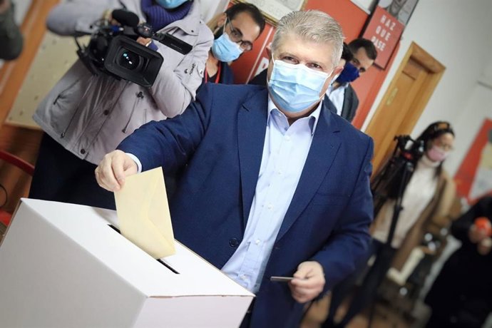 El candidato a la secretaria general del PSRM y delegado del Gobierno, José Vélez, ejerce su derecho a voto en Calasparra