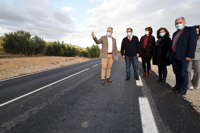 El presidente de la Diputación de Granada, José Entrena, ha visitado las obras en el firme de la carretera de la red provincial GR-4407, que conecta los municipios de Huétor Tajar y Loja.