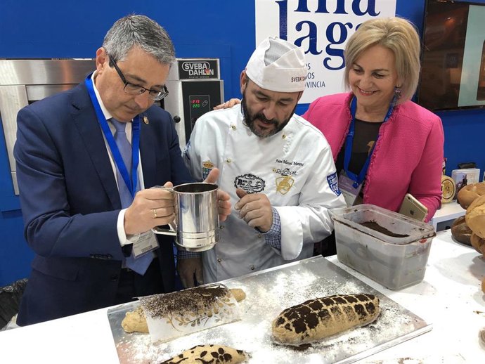 Archivo - El presidente de la Diputación, Francisco Salado, y la directora de Sabor a Málaga, Leonor García-Agua  en la feria de gourmets de Madrid en una imagen de archivo