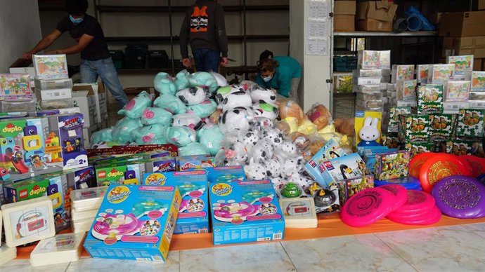 Juguetes de la campaña 'Un juguete, una ilusión', entregados en el campo de refugiados Ritsona Camp, en Grecia.