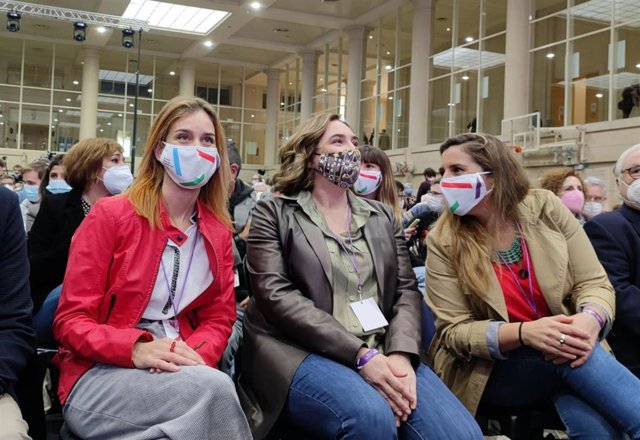 La alcaldesa de Barcelona, Ada Colau; la líder de los comuns en el Parlament, Jéssica Albiach, y la exalcaldesa de Casteldefells, Candela López, en la III Assemblea Nacional de los comuns