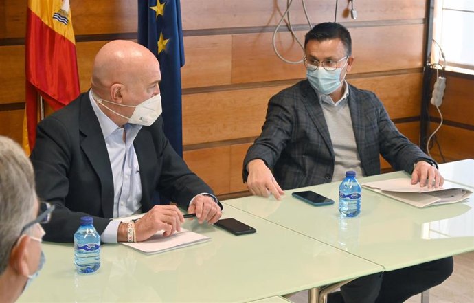 El conselleiro do Medio Rural de la Xunta, José González, y el consejero de Agricultura, Ganadería y Desarrollo Rural de Castilla y León, Jesús Julio Carnero.