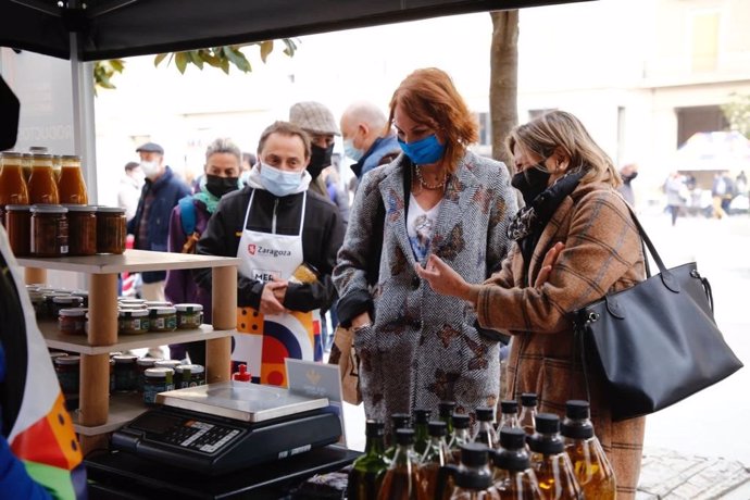 Las consejeras municipales del Ayuntamiento de Zaragoza, Carmen Herrarte y Patricia Cavero, en el Mercado Agroecológico de la plaza del Pilar.